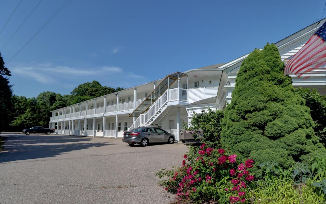 Hamilton Village Inn Норт-Кингстаун Экстерьер фото