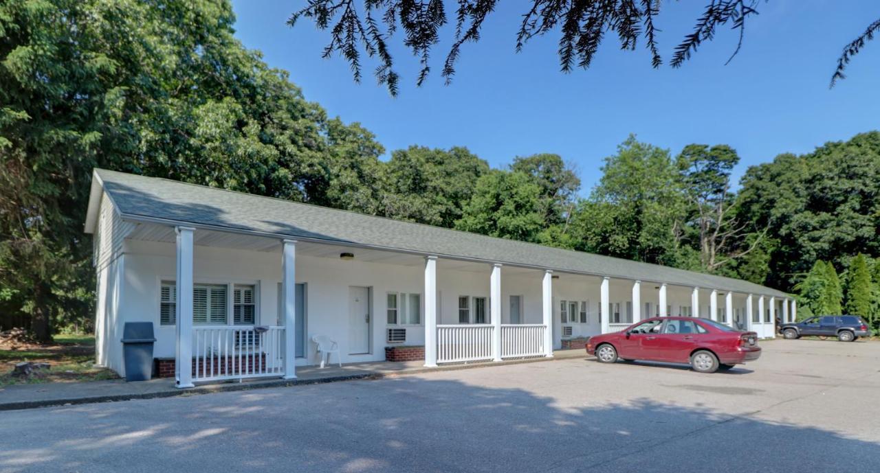 Hamilton Village Inn Норт-Кингстаун Экстерьер фото